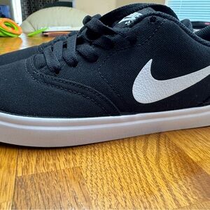 Brand New Nike Canvas Black and White Casual Shoes Boys 5.5